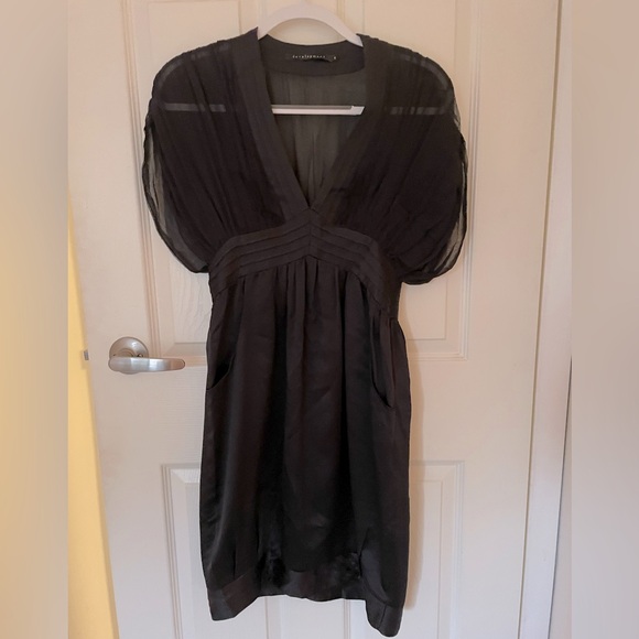 Elegant Black Sheer Sleeve Dress - Picture 1 of 7